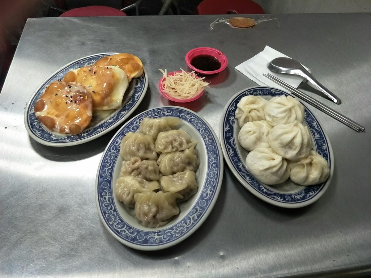 (新北板橋美食)板橋小籠包~超人氣蒸餃以及煉乳酥皮燒,湳雅夜市正對面