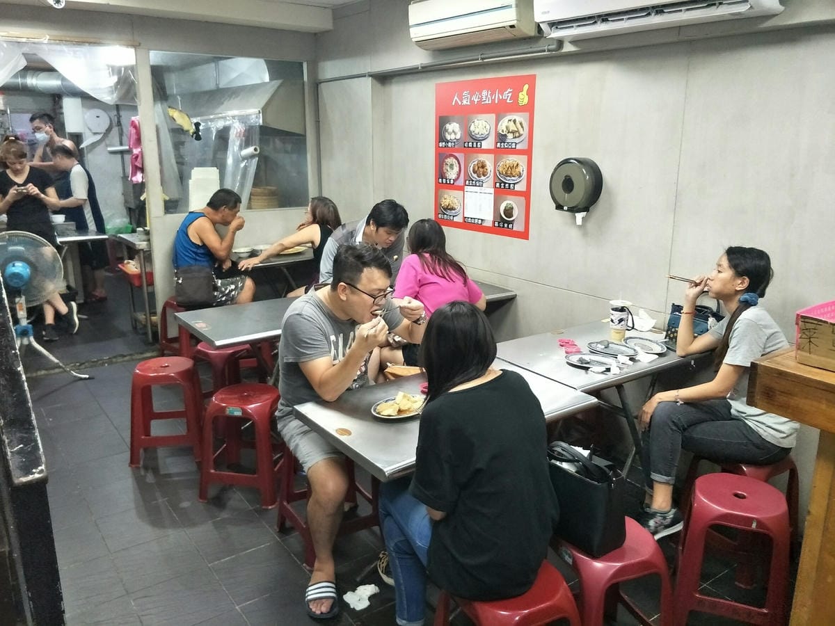(新北板橋美食)板橋小籠包~超人氣蒸餃以及煉乳酥皮燒,湳雅夜市正對面