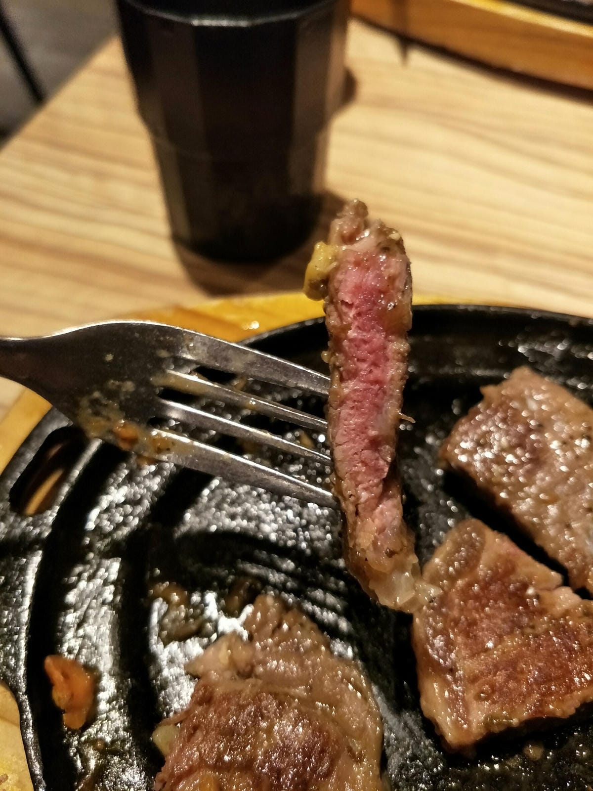 (新北新莊-美食)台式牛排教父-孫東寶~100%原肉主義超大塊牛排，新莊捷運站旁&附菜單