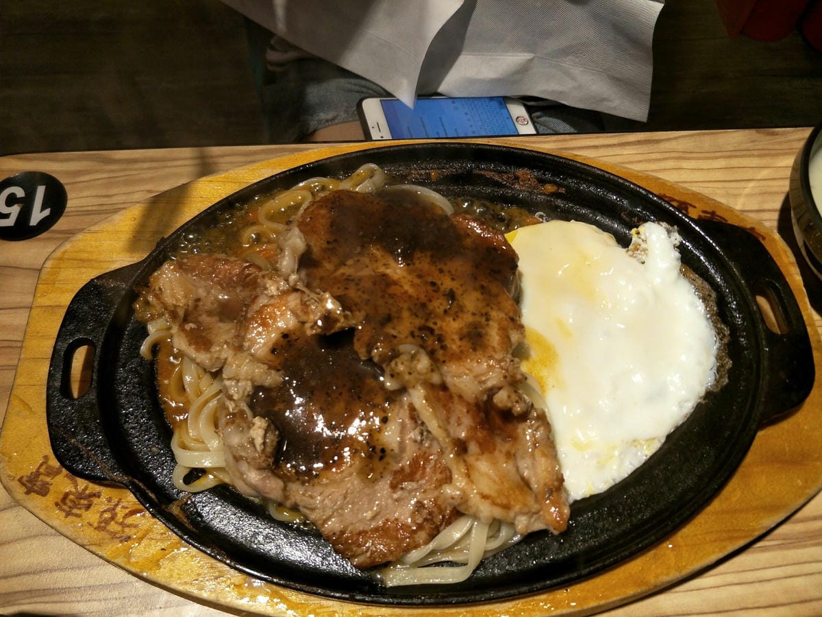(新北新莊-美食)台式牛排教父-孫東寶~100%原肉主義超大塊牛排，新莊捷運站旁&附菜單