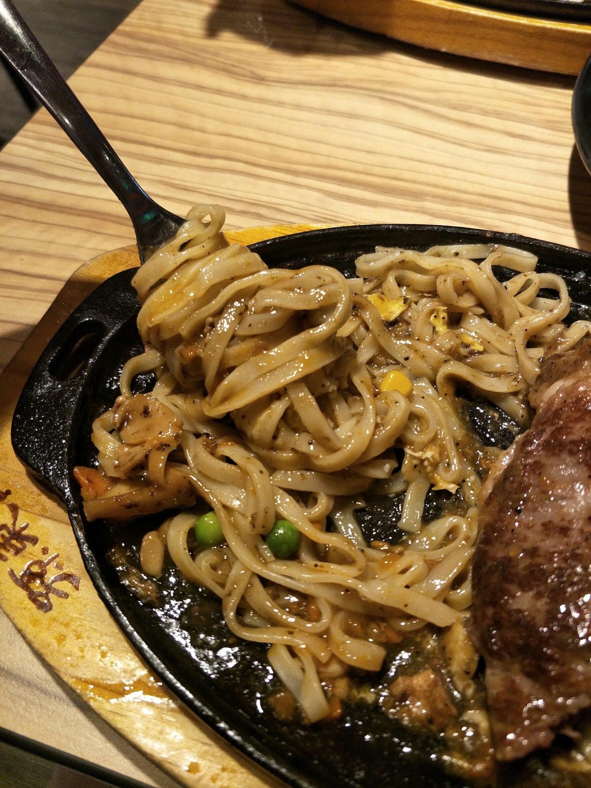 (新北新莊-美食)台式牛排教父-孫東寶~100%原肉主義超大塊牛排，新莊捷運站旁&附菜單
