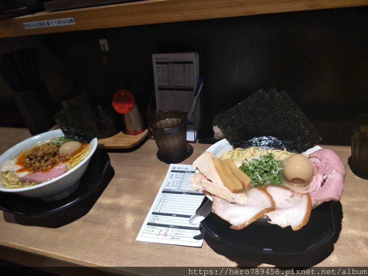 (新北新莊美食)麵屋三郎-濃郁雞豚骨湯底，還可以免費續麵。豬五花、豬梅花和雞叉燒一次滿足!!(靠近輔大)