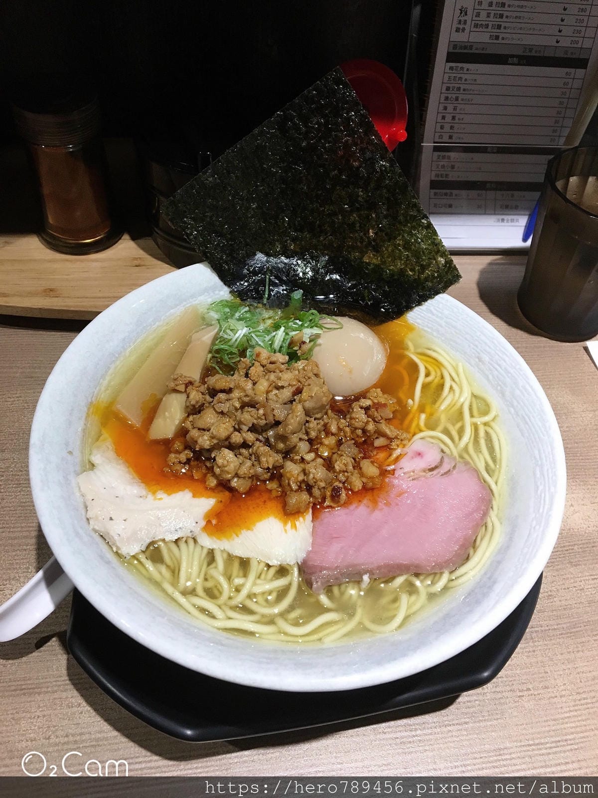 (新北新莊美食)麵屋三郎-濃郁雞豚骨湯底，還可以免費續麵。豬五花、豬梅花和雞叉燒一次滿足!!(靠近輔大)