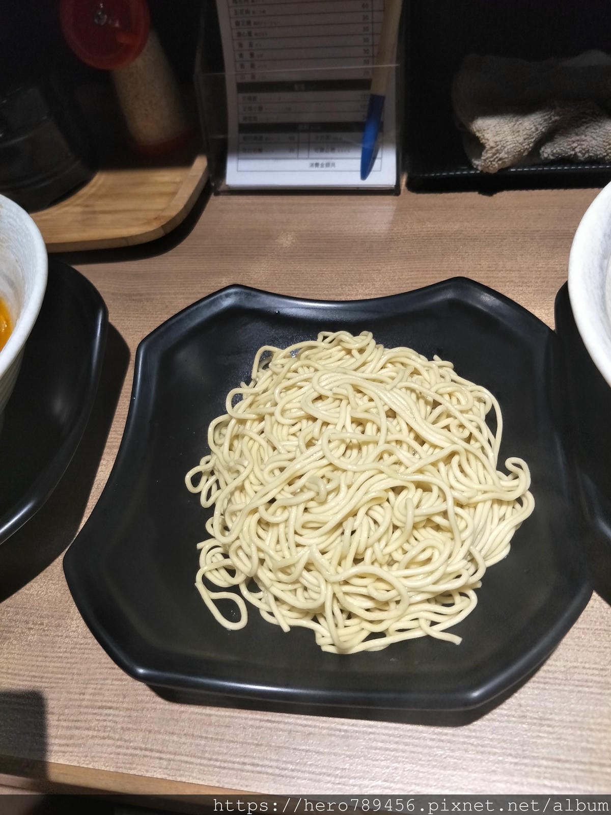 (新北新莊美食)麵屋三郎-濃郁雞豚骨湯底，還可以免費續麵。豬五花、豬梅花和雞叉燒一次滿足!!(靠近輔大)