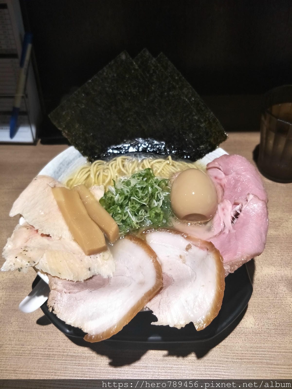 (新北新莊美食)麵屋三郎-濃郁雞豚骨湯底，還可以免費續麵。豬五花、豬梅花和雞叉燒一次滿足!!(靠近輔大)