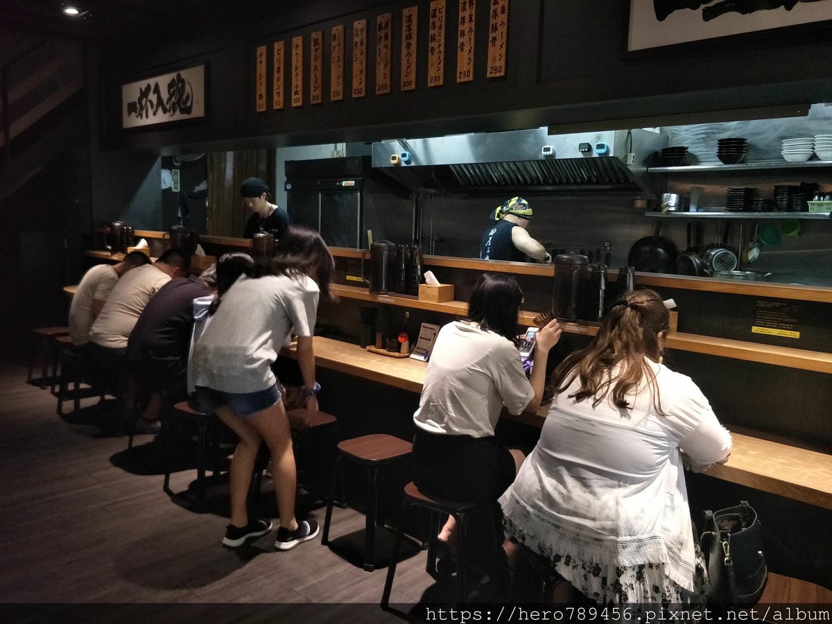 (新北新莊美食)麵屋三郎-濃郁雞豚骨湯底，還可以免費續麵。豬五花、豬梅花和雞叉燒一次滿足!!(靠近輔大)
