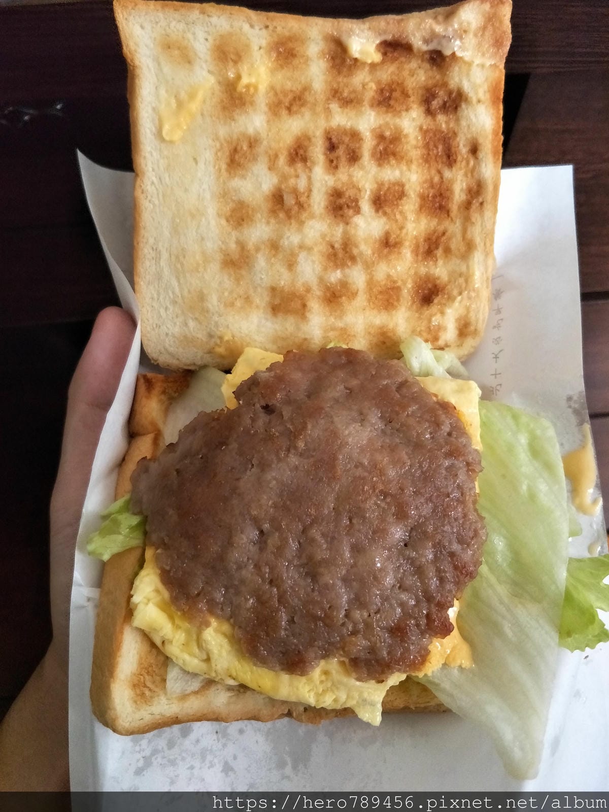 (台北士林美食)豐盛號，台北必吃十大早餐美食之一。炭烤吐司~高大鮮奶茶