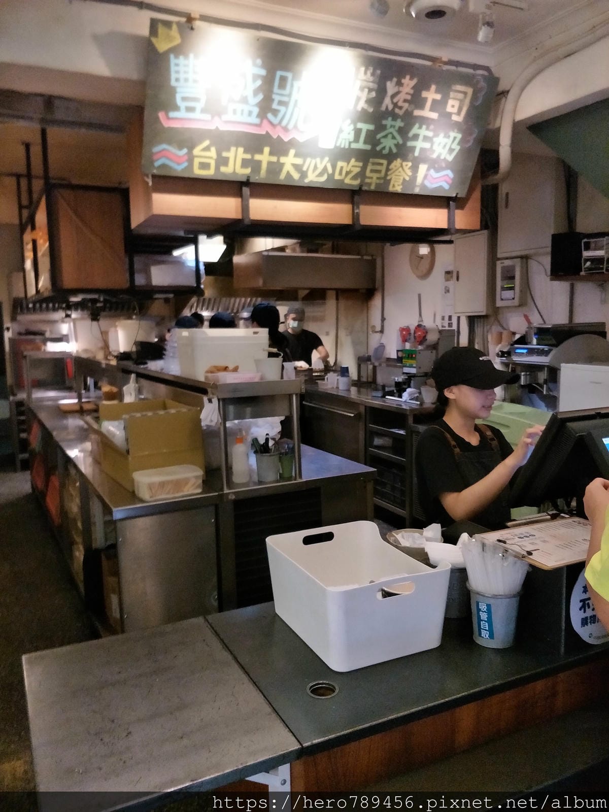 (台北士林美食)豐盛號，台北必吃十大早餐美食之一。炭烤吐司~高大鮮奶茶