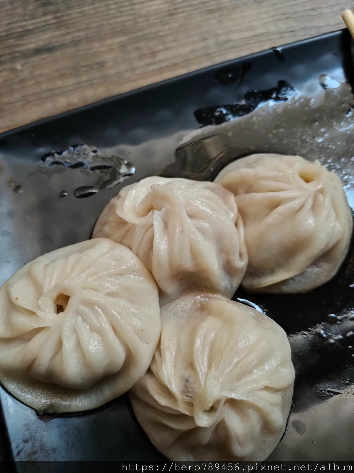 (台北西門美食)梁山泊小籠湯包,皮薄多汁,西門町裡香港、日本、韓國觀光客的最愛!