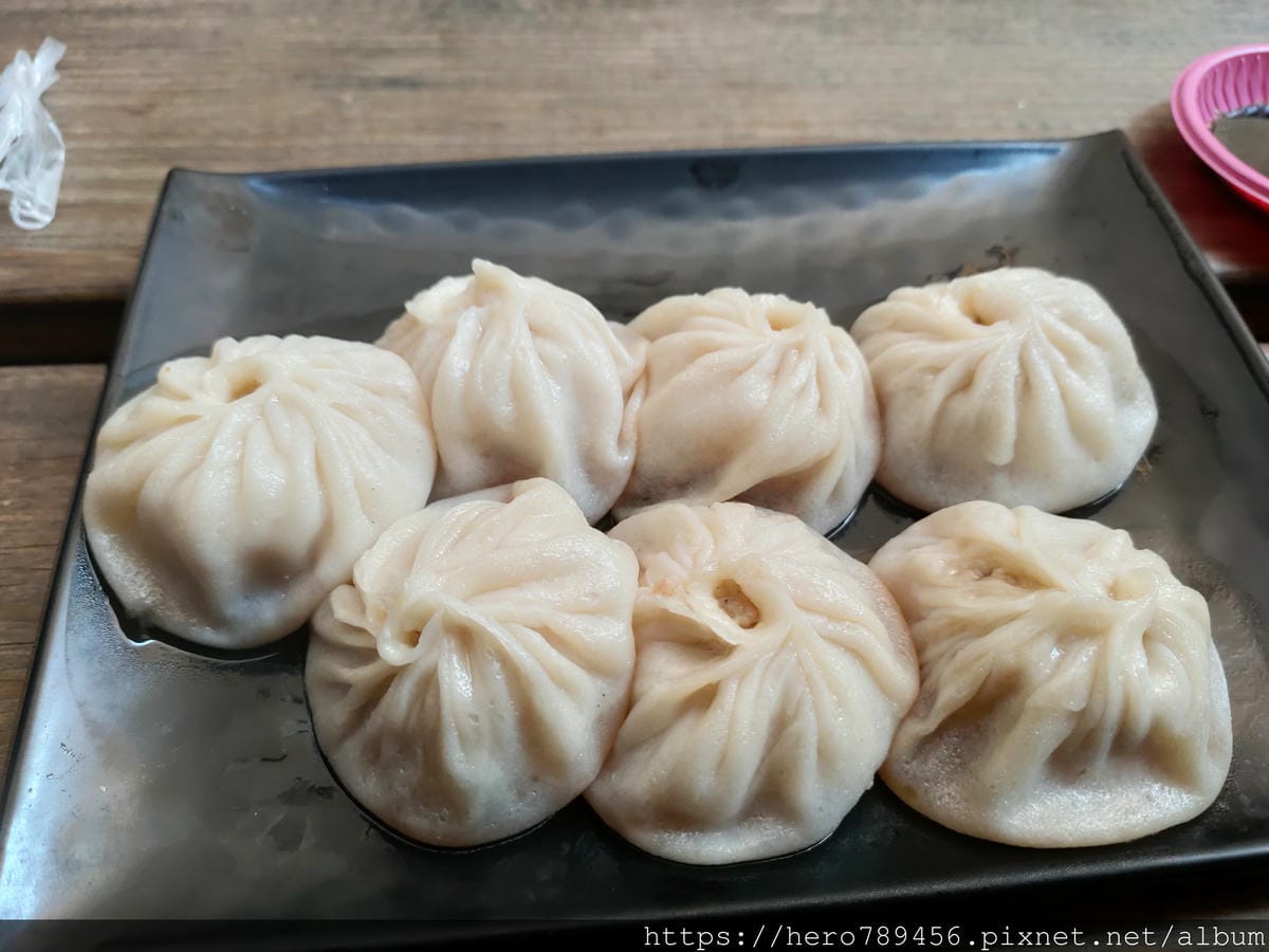 (台北西門美食)梁山泊小籠湯包,皮薄多汁,西門町裡香港、日本、韓國觀光客的最愛!