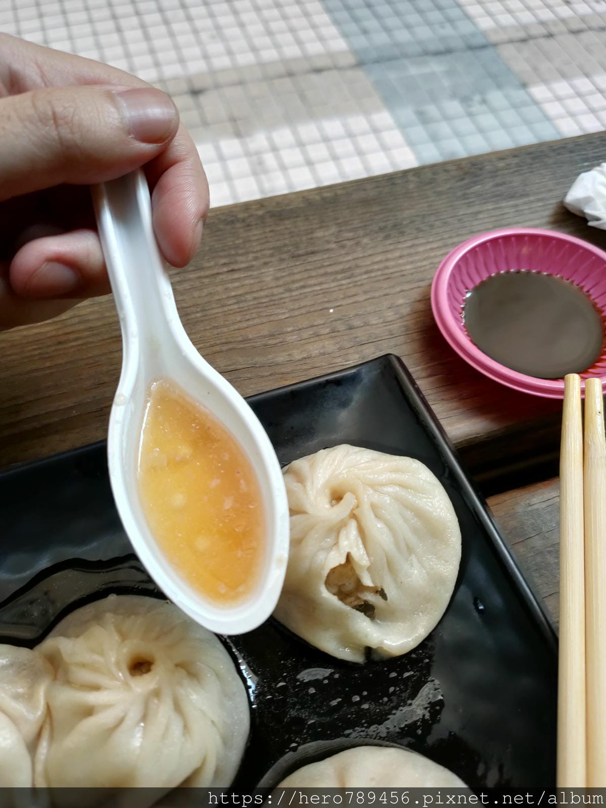 (台北西門美食)梁山泊小籠湯包,皮薄多汁,西門町裡香港、日本、韓國觀光客的最愛!
