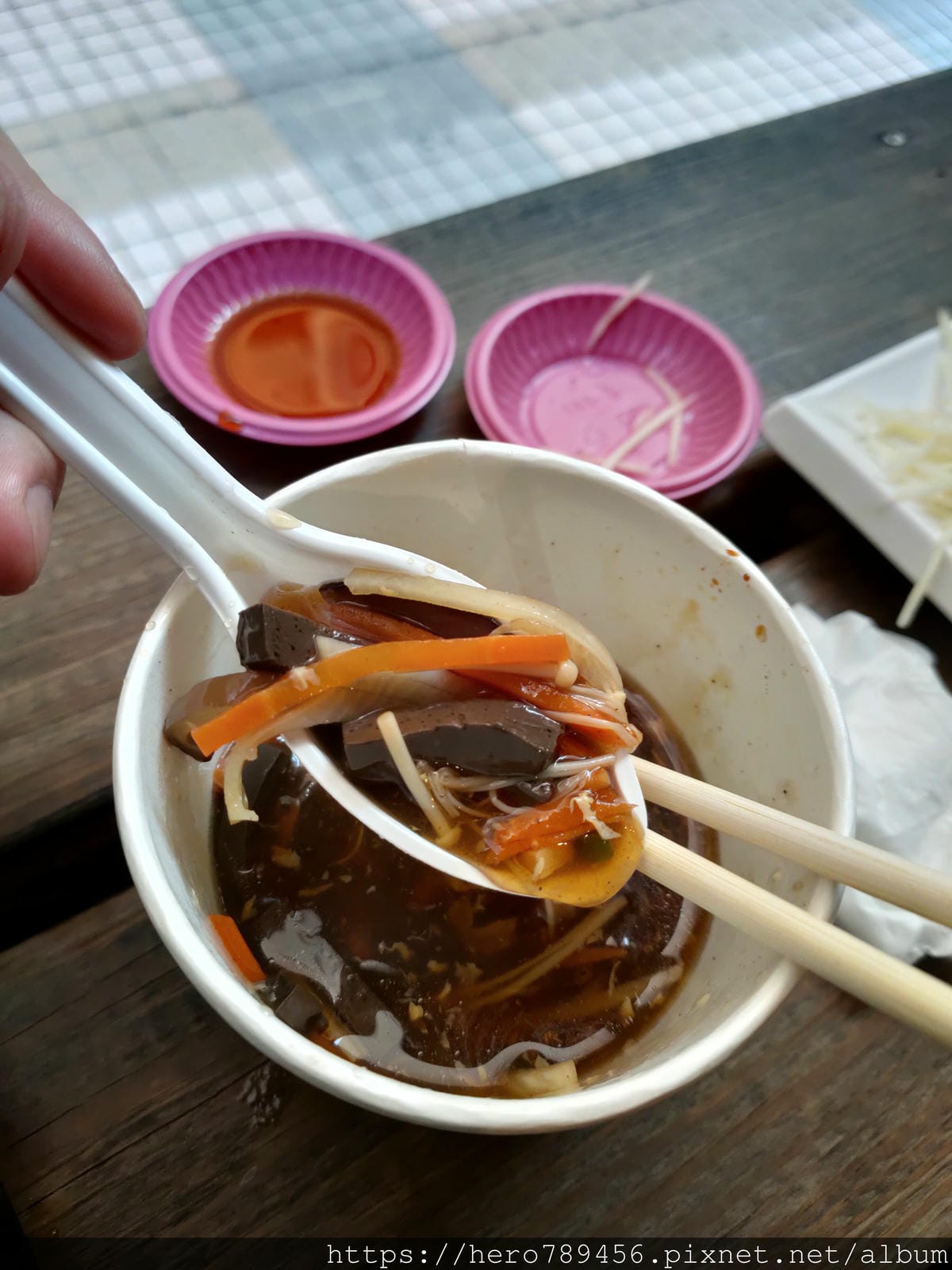 (台北西門美食)梁山泊小籠湯包,皮薄多汁,西門町裡香港、日本、韓國觀光客的最愛!