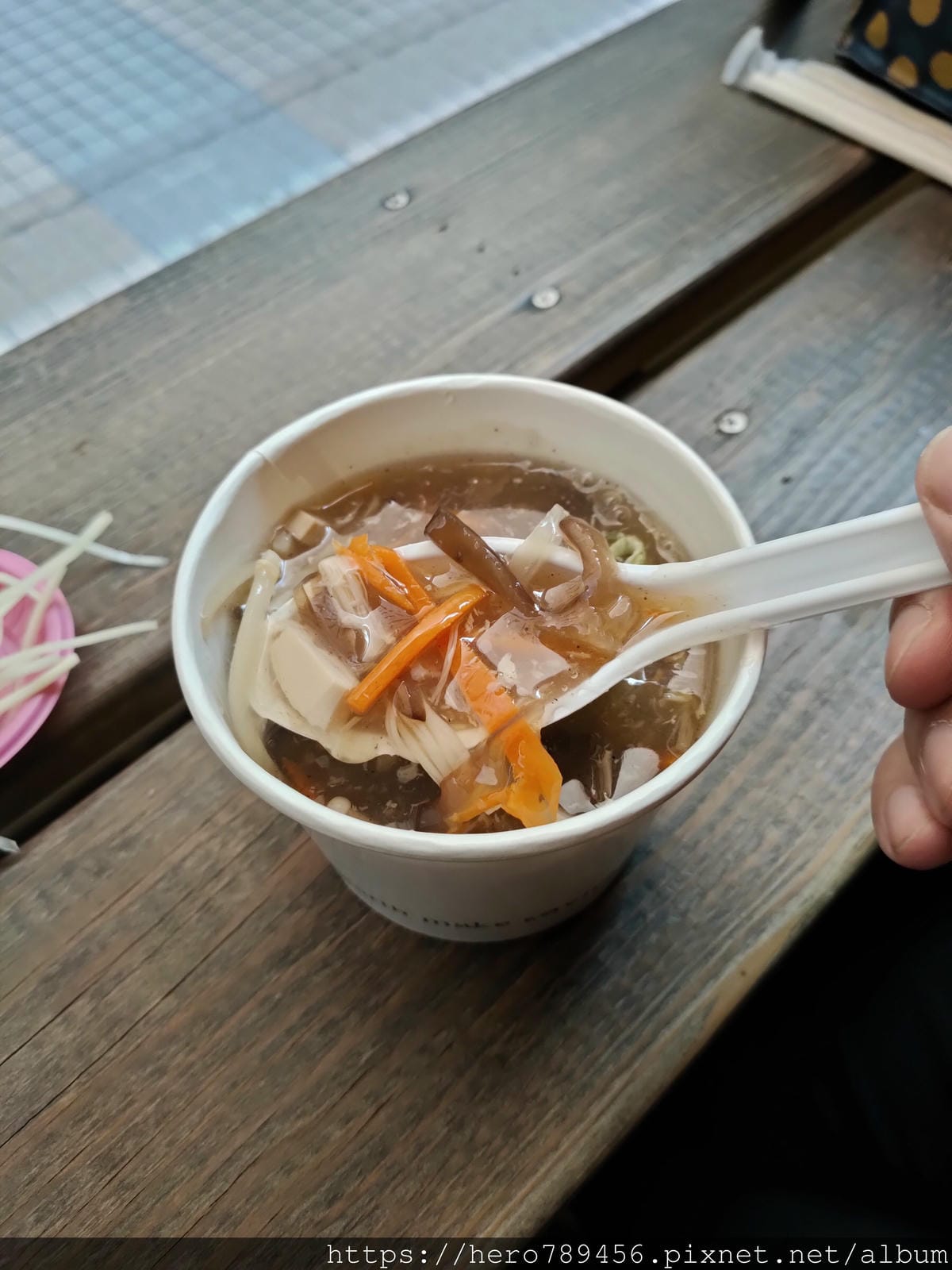 (台北西門美食)梁山泊小籠湯包,皮薄多汁,西門町裡香港、日本、韓國觀光客的最愛!