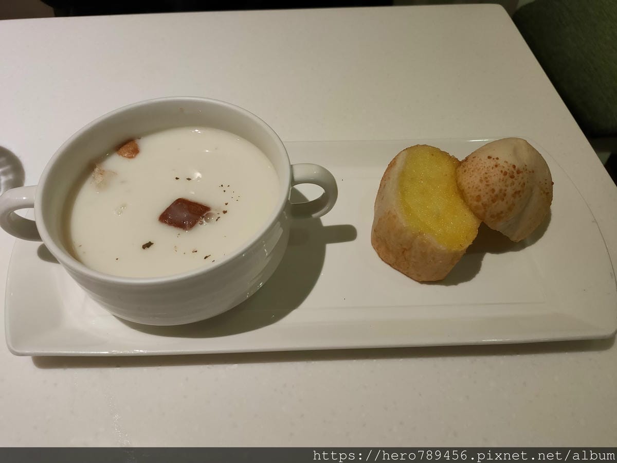 (台北西門美食)Oyami Cafe西門店- 西門町裡最受歡迎的下午茶店!!!義大利麵、燉飯、鬆餅……等等要什麼有什麼~~