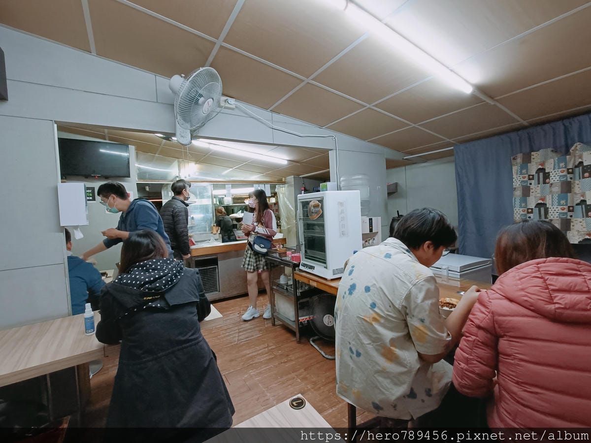 (新北板橋美食)板凳麵,隱身在板橋巷弄裡的眷村味,現點現擀的 (新北板橋美食)板凳麵,隱身在板橋巷弄裡的眷村味,現點現擀的