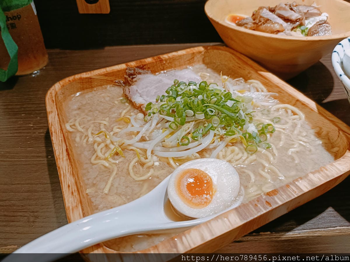 (台北萬華西門美食)芮芮ラーメン拉麵,這價格我還以為老闆是在 (台北萬華西門美食)芮芮ラーメン拉麵,這價格我還以為老闆是在
