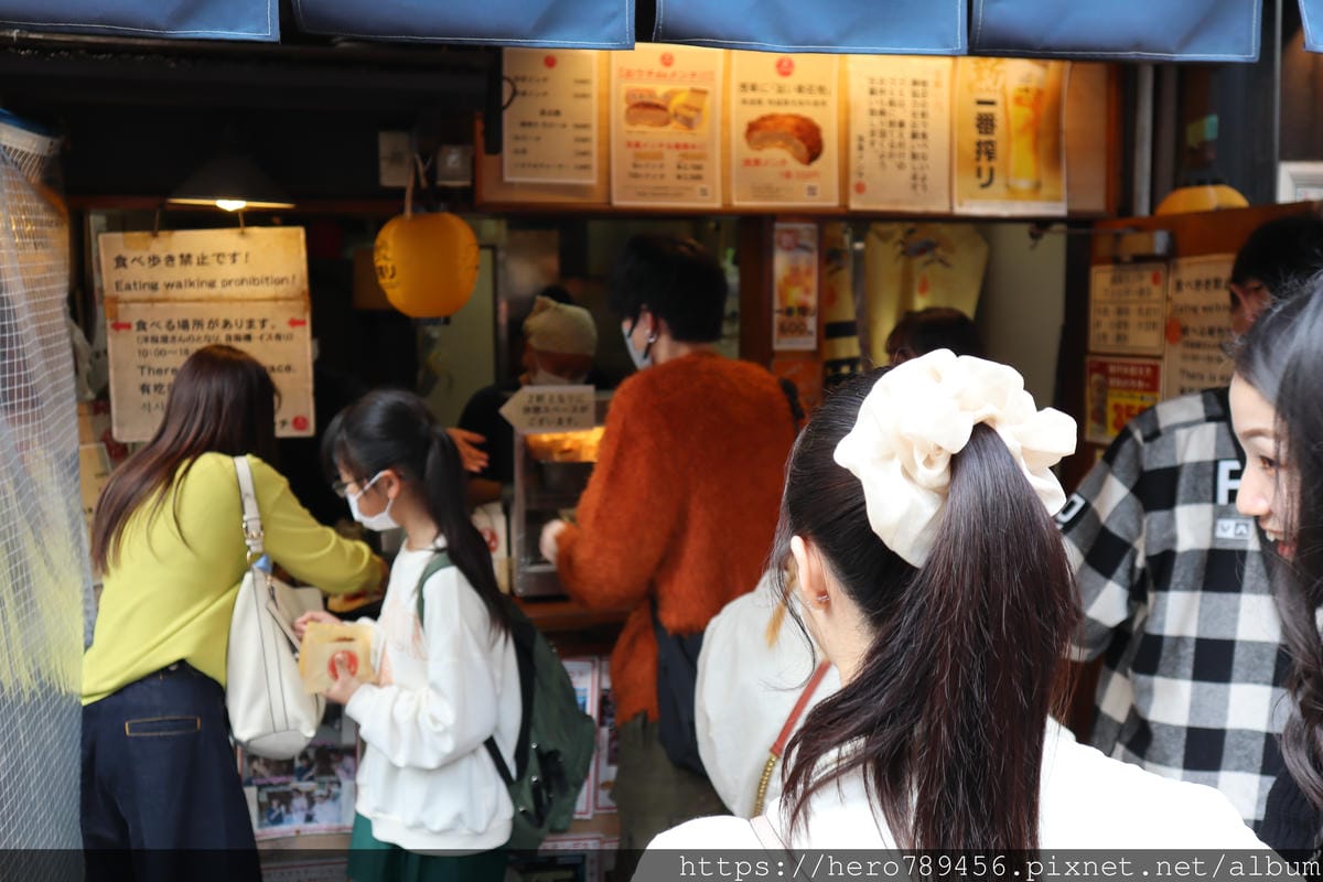 (日本東京淺草美食)浅草メンチ-淺草炸肉餅,現炸現賣的多汁肉 (日本東京淺草美食)浅草メンチ-淺草炸肉餅,現炸現賣的多汁肉