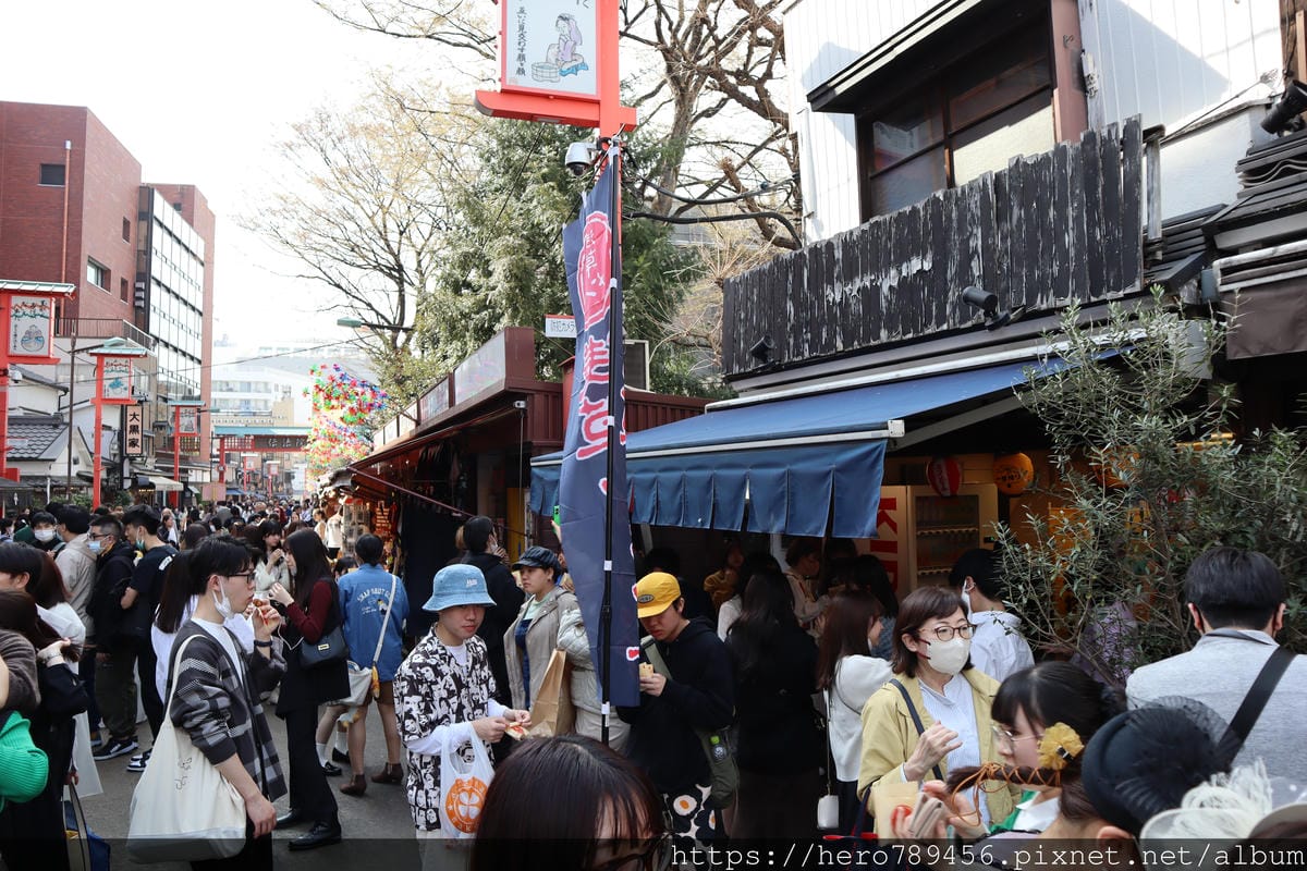 (日本東京淺草美食)浅草メンチ-淺草炸肉餅,現炸現賣的多汁肉 (日本東京淺草美食)浅草メンチ-淺草炸肉餅,現炸現賣的多汁肉