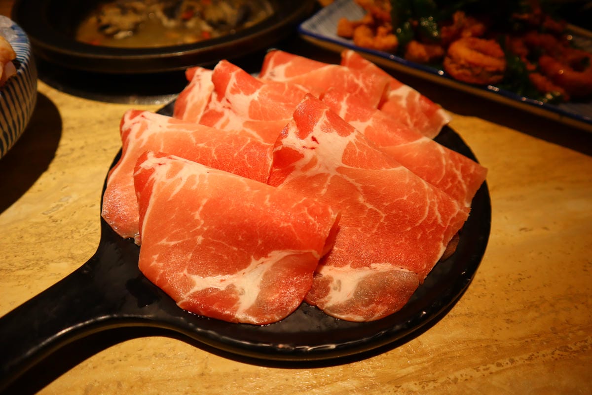 (新北新莊美食)狂一鍋-新莊八德店,台味十足的桌邊爆炒噴火秀 (新北新莊美食)狂一鍋-新莊八德店,台味十足的桌邊爆炒噴火秀