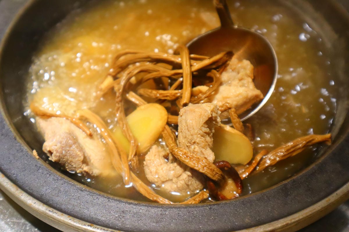 (新北新莊美食)狂一鍋-新莊八德店,台味十足的桌邊爆炒噴火秀 (新北新莊美食)狂一鍋-新莊八德店,台味十足的桌邊爆炒噴火秀