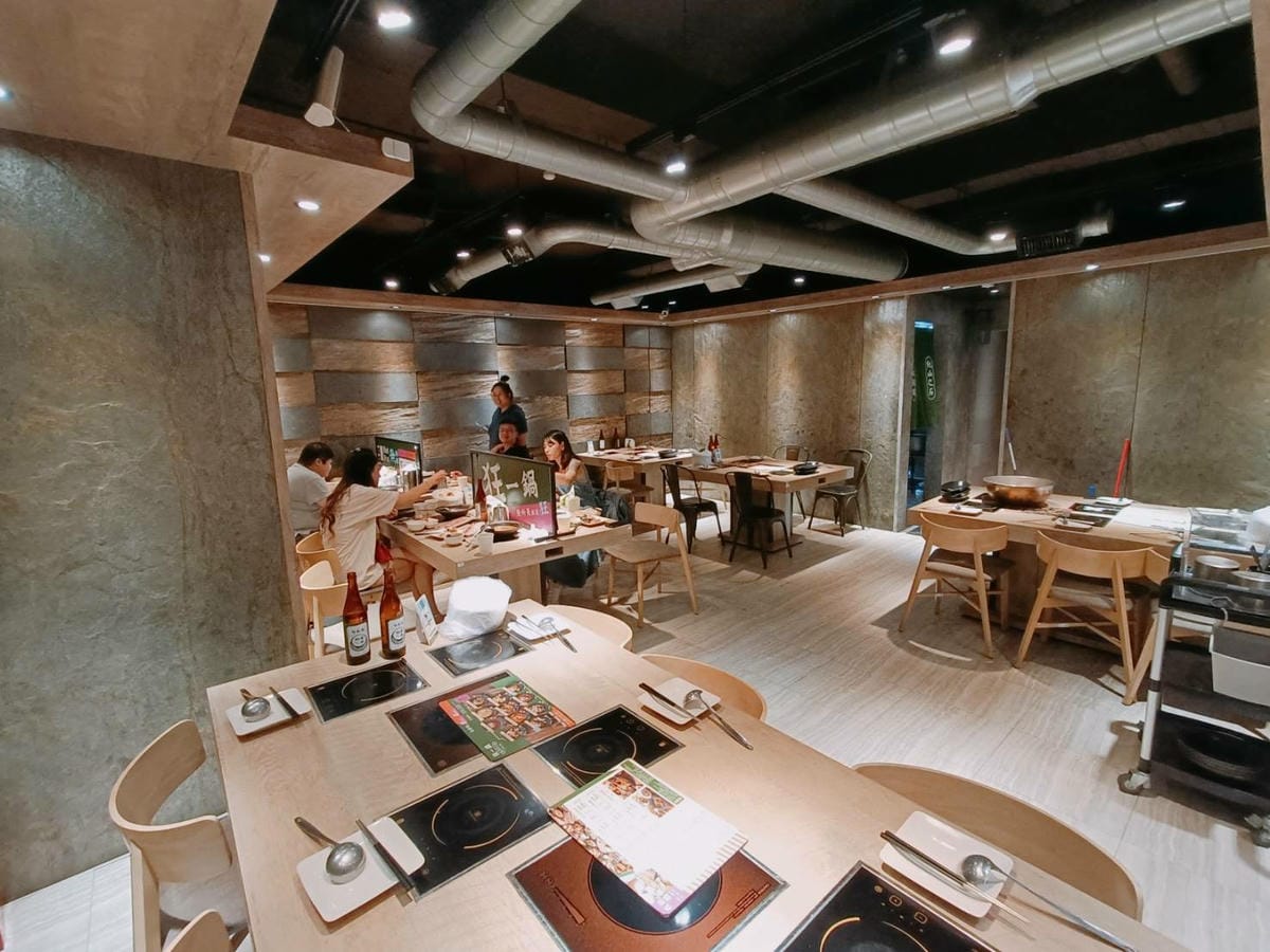 (新北新莊美食)狂一鍋-新莊八德店,台味十足的桌邊爆炒噴火秀 (新北新莊美食)狂一鍋-新莊八德店,台味十足的桌邊爆炒噴火秀