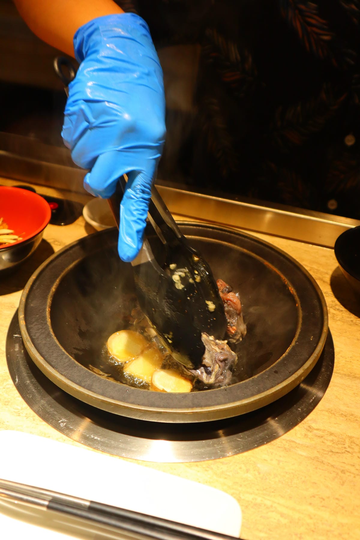 (新北新莊美食)狂一鍋-新莊八德店,台味十足的桌邊爆炒噴火秀 (新北新莊美食)狂一鍋-新莊八德店,台味十足的桌邊爆炒噴火秀