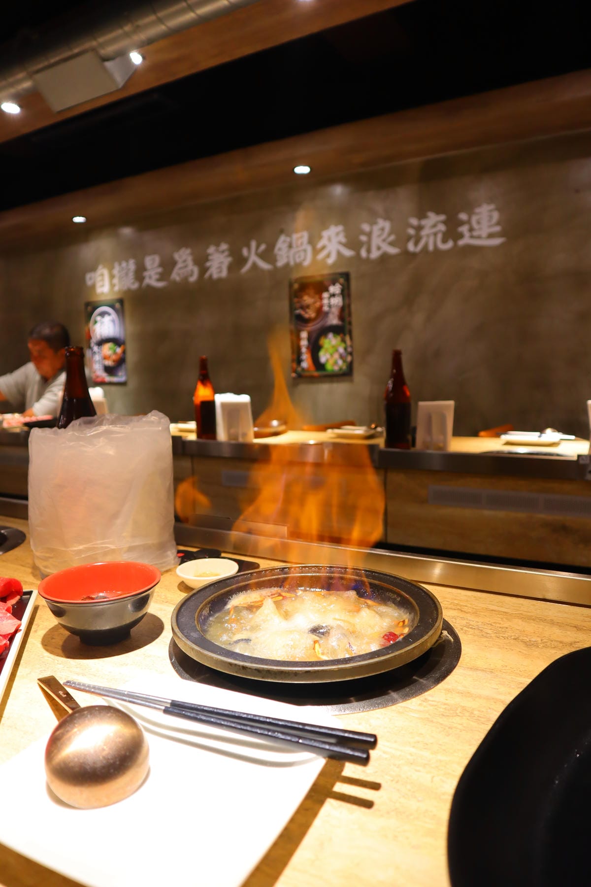 (新北新莊美食)狂一鍋-新莊八德店,台味十足的桌邊爆炒噴火秀 (新北新莊美食)狂一鍋-新莊八德店,台味十足的桌邊爆炒噴火秀