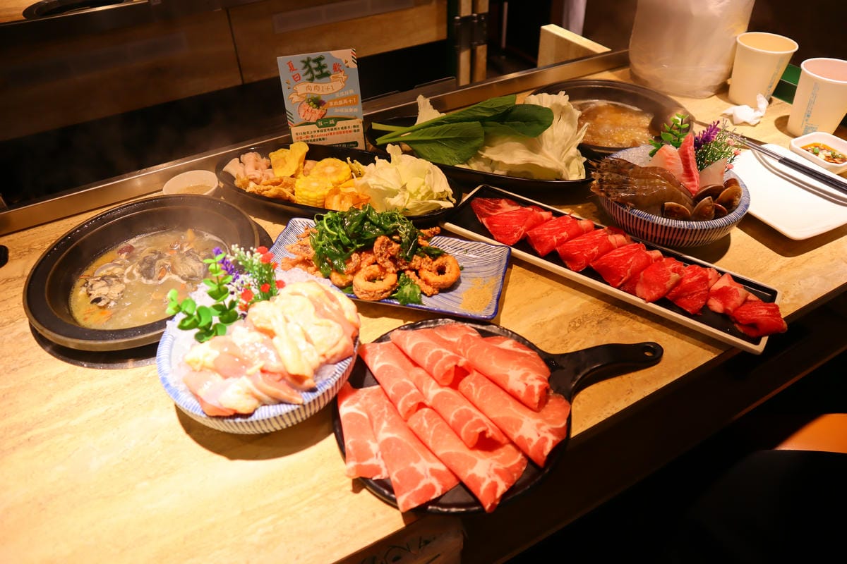 (新北新莊美食)狂一鍋-新莊八德店,台味十足的桌邊爆炒噴火秀 (新北新莊美食)狂一鍋-新莊八德店,台味十足的桌邊爆炒噴火秀