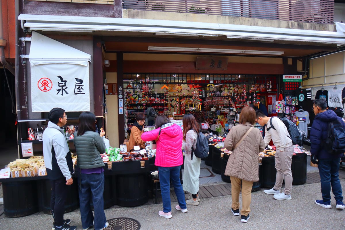 (日本歧阜高山景點)宮川朝市,位於宮川河畔旁的早上市集,有著 (日本歧阜高山景點)宮川朝市,位於宮川河畔旁的早上市集,有著