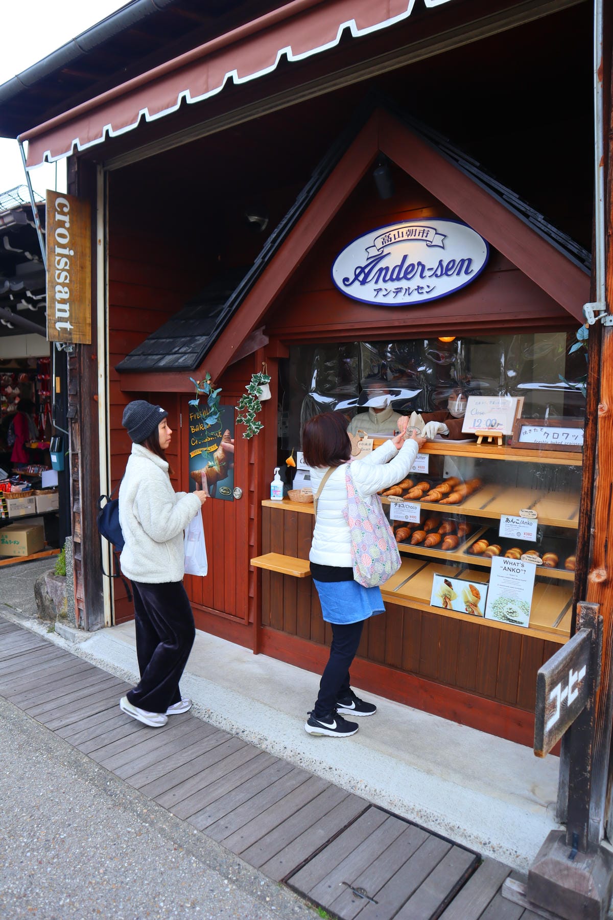 (日本歧阜高山景點)宮川朝市,位於宮川河畔旁的早上市集,有著 (日本歧阜高山景點)宮川朝市,位於宮川河畔旁的早上市集,有著