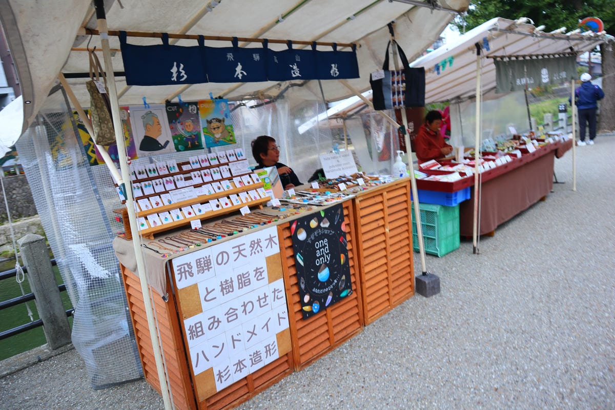 (日本歧阜高山景點)宮川朝市,位於宮川河畔旁的早上市集,有著 (日本歧阜高山景點)宮川朝市,位於宮川河畔旁的早上市集,有著