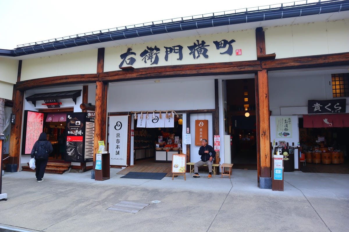 (日本歧阜高山景點)宮川朝市,位於宮川河畔旁的早上市集,有著 (日本歧阜高山景點)宮川朝市,位於宮川河畔旁的早上市集,有著