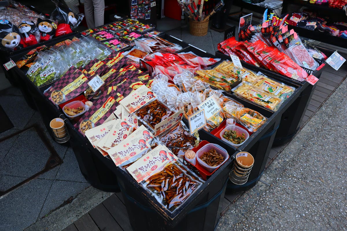 (日本歧阜高山景點)宮川朝市,位於宮川河畔旁的早上市集,有著 (日本歧阜高山景點)宮川朝市,位於宮川河畔旁的早上市集,有著