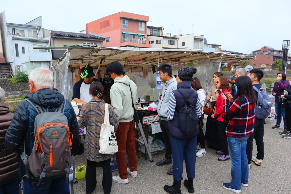 (日本歧阜高山景點)宮川朝市,位於宮川河畔旁的早上市集,有著 (日本歧阜高山景點)宮川朝市,位於宮川河畔旁的早上市集,有著