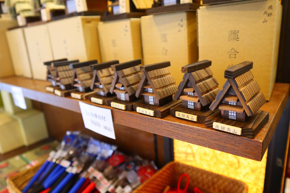 (日本歧阜高山景點)宮川朝市,位於宮川河畔旁的早上市集,有著 (日本歧阜高山景點)宮川朝市,位於宮川河畔旁的早上市集,有著
