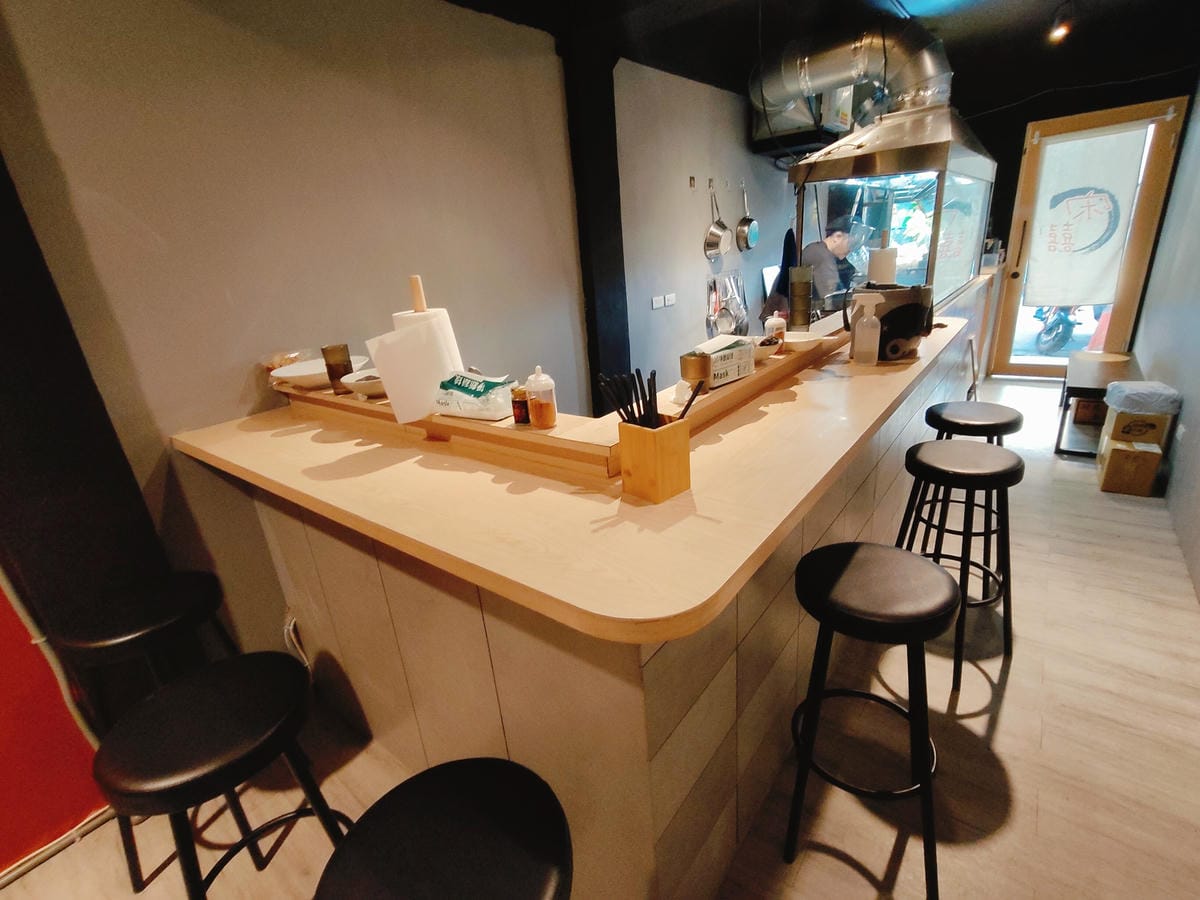 (新北板橋餐廳)宋囍拉麵 らーめん, 老闆有點像是鄰家大哥型 (新北板橋餐廳)宋囍拉麵 らーめん, 老闆有點像是鄰家大哥型
