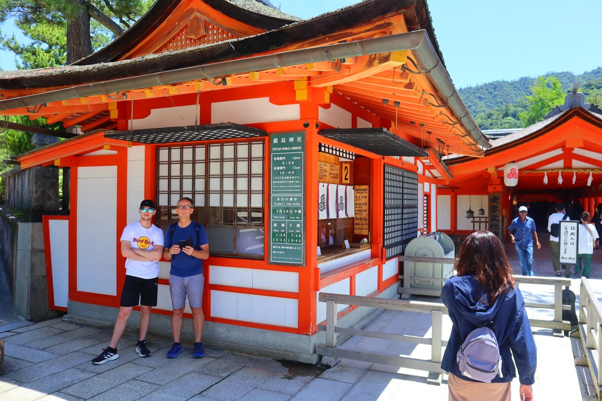 (廣島旅遊)嚴島神社,日本三大景之一,漂浮在海上的大鳥居,超 (廣島旅遊)嚴島神社,日本三大景之一,漂浮在海上的大鳥居,超