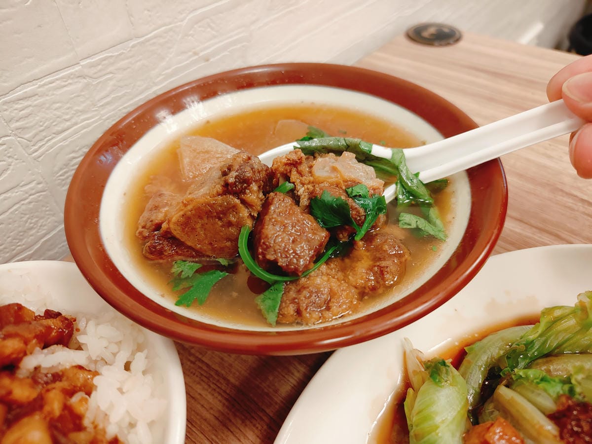 (新北新莊餐廳)大塊ㄟ魯肉飯,魯肉鹹香不油膩、排骨酥湯料多且 (新北新莊餐廳)大塊ㄟ魯肉飯,魯肉鹹香不油膩、排骨酥湯料多且