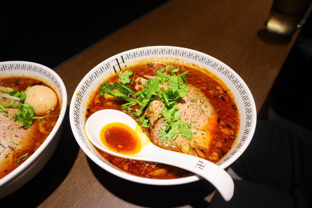 (台北萬華西門餐廳)卍力拉麵,來自日本人氣拉麵,湯頭是由14 (台北萬華西門餐廳)卍力拉麵,來自日本人氣拉麵,湯頭是由14