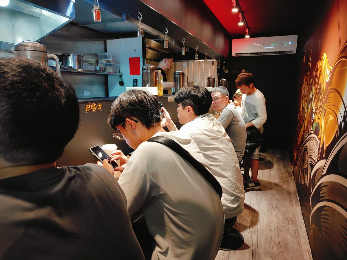 (台北萬華西門餐廳)卍力拉麵,來自日本人氣拉麵,湯頭是由14 (台北萬華西門餐廳)卍力拉麵,來自日本人氣拉麵,湯頭是由14