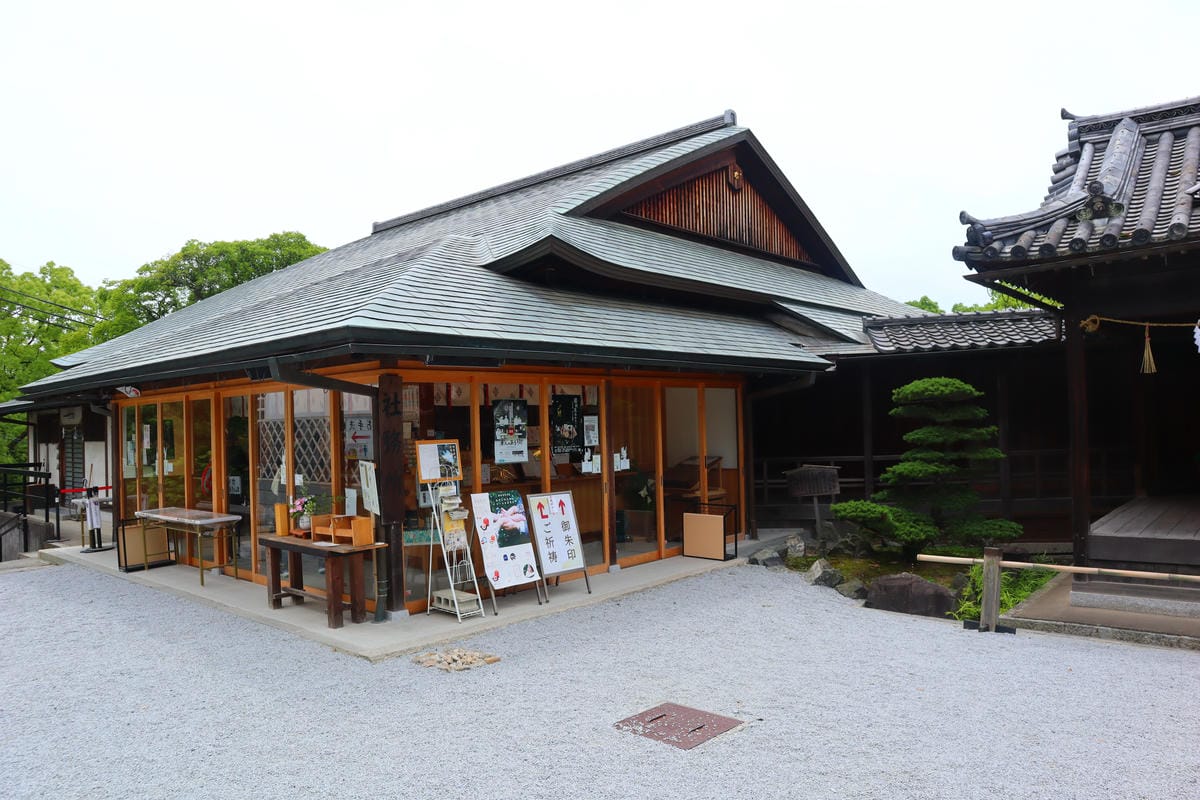 (倉敷旅遊)阿智神社，倉敷市區的山頂神社，擁有巨石和美麗紫藤