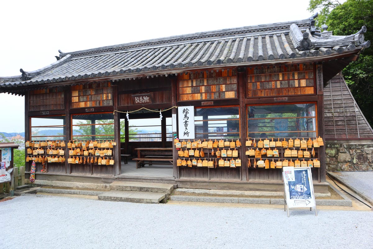 (倉敷旅遊)阿智神社，倉敷市區的山頂神社，擁有巨石和美麗紫藤