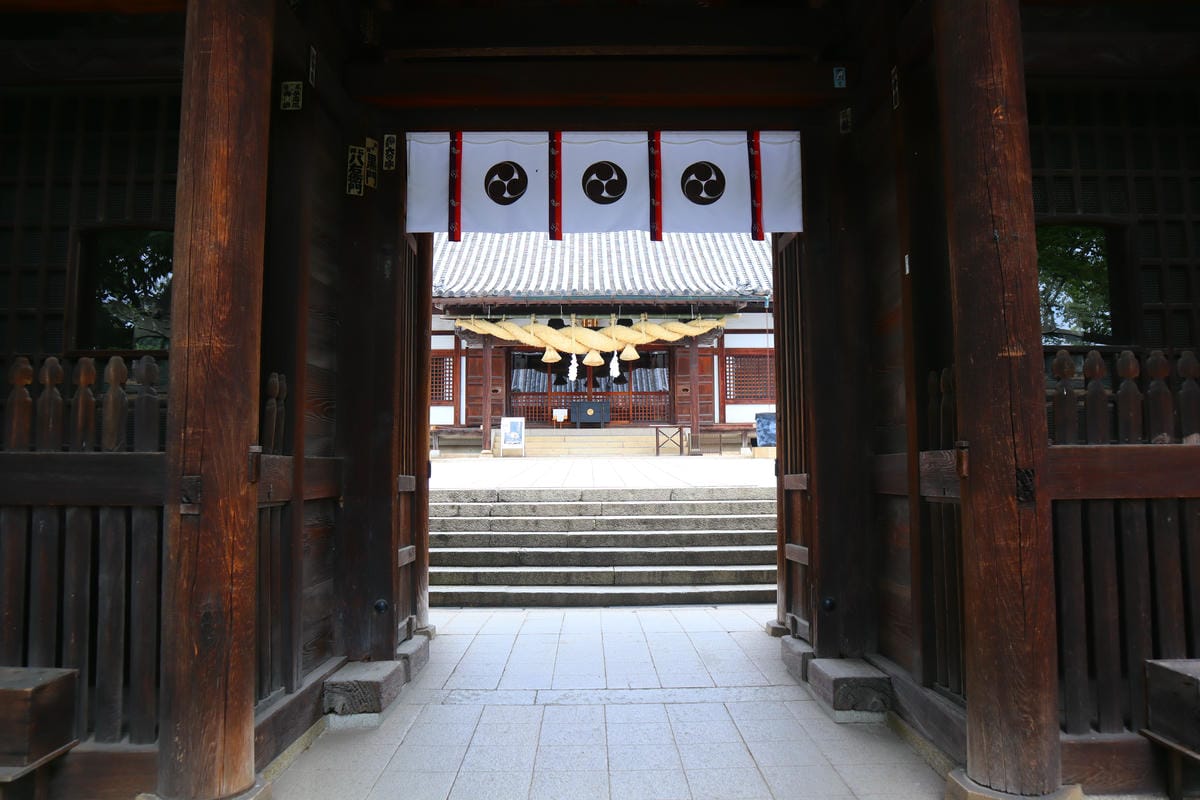 (倉敷旅遊)阿智神社，倉敷市區的山頂神社，擁有巨石和美麗紫藤