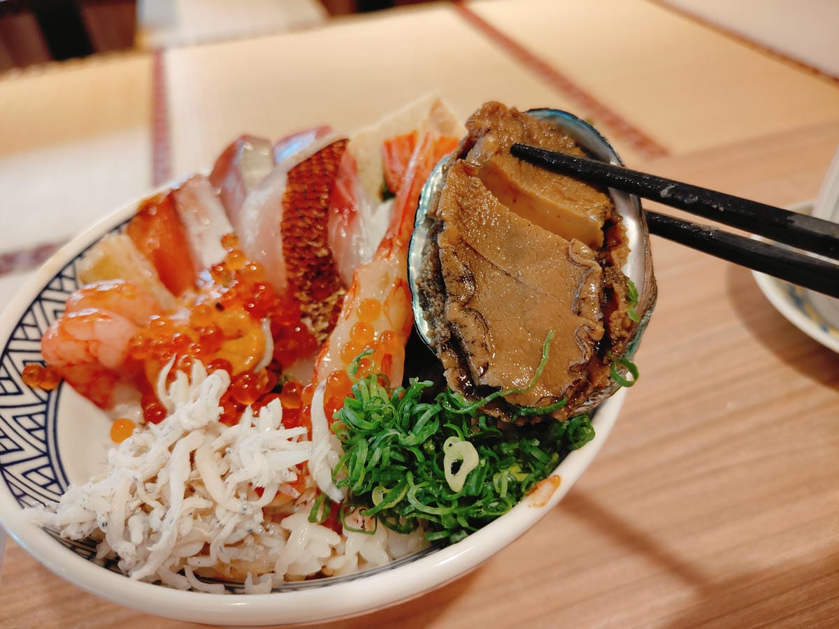 (新北新莊美食)坐著做。海鮮丼飯專門-新莊幸福店,2024下 (新北新莊美食)坐著做。海鮮丼飯專門-新莊幸福店,2024下