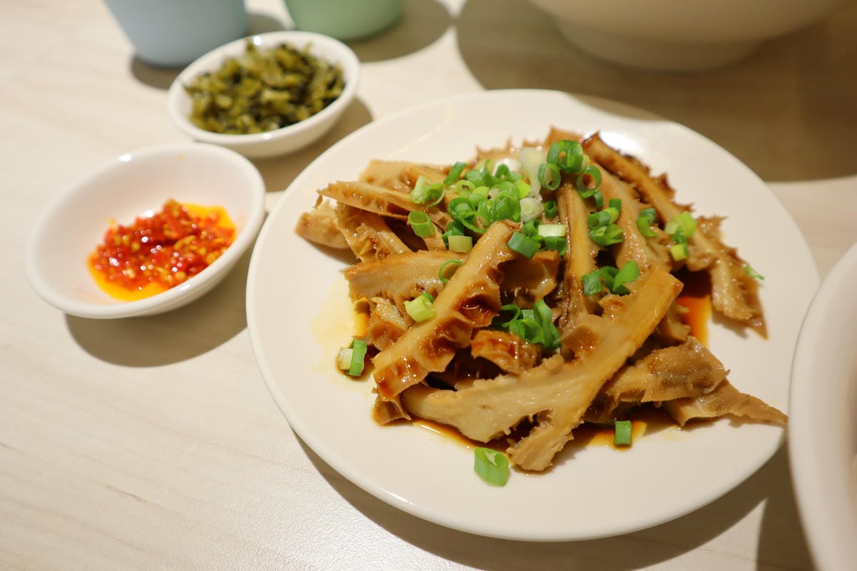 (新北板橋美食)吉米頁-紅燒牛肉麵,板橋牛肉麵推薦,小菜也都 (新北板橋美食)吉米頁-紅燒牛肉麵,板橋牛肉麵推薦,小菜也都
