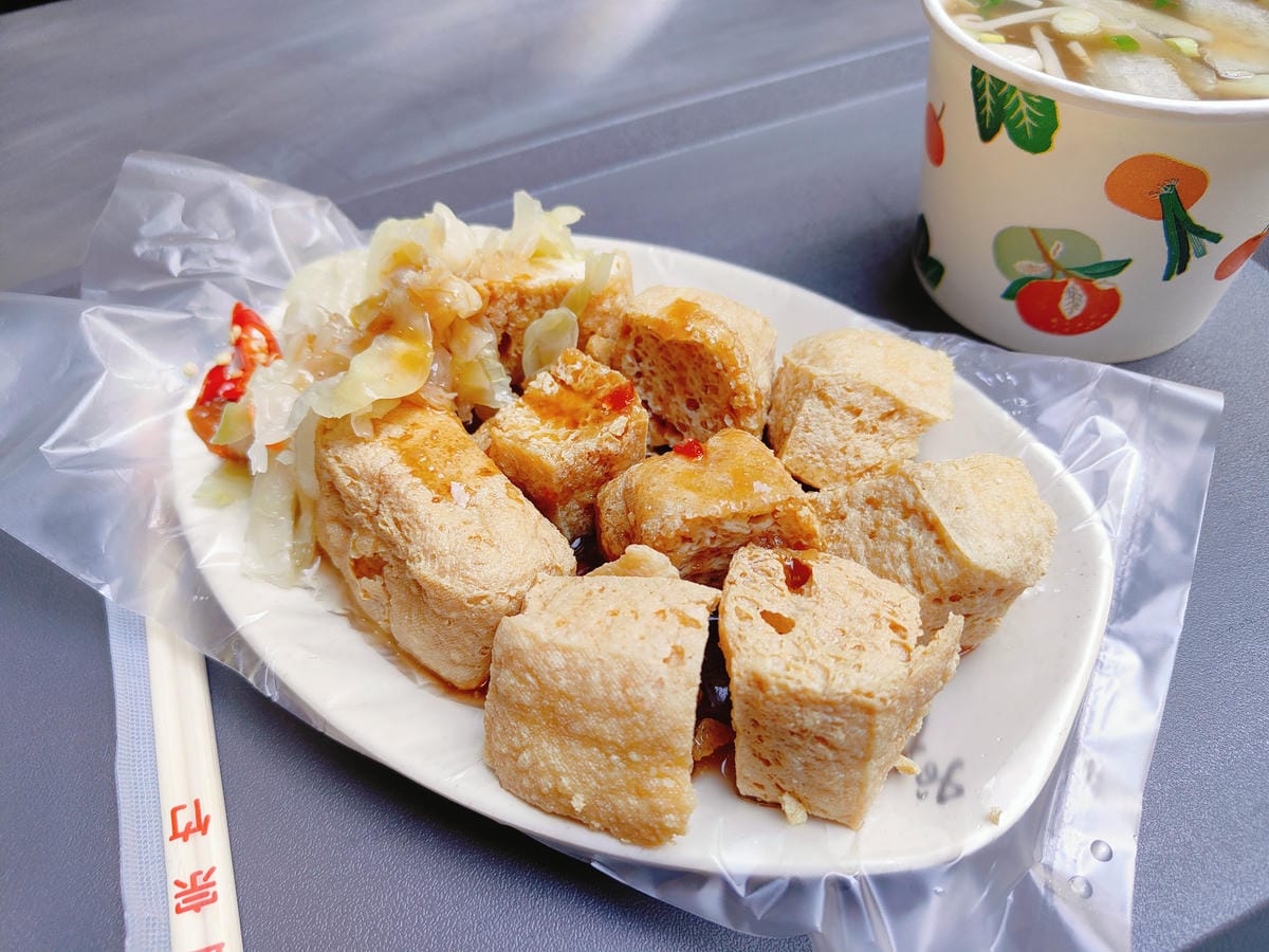 (台北北投美食)阮Q臭豆腐，關渡宮附近的人氣小吃。金黃酥脆臭