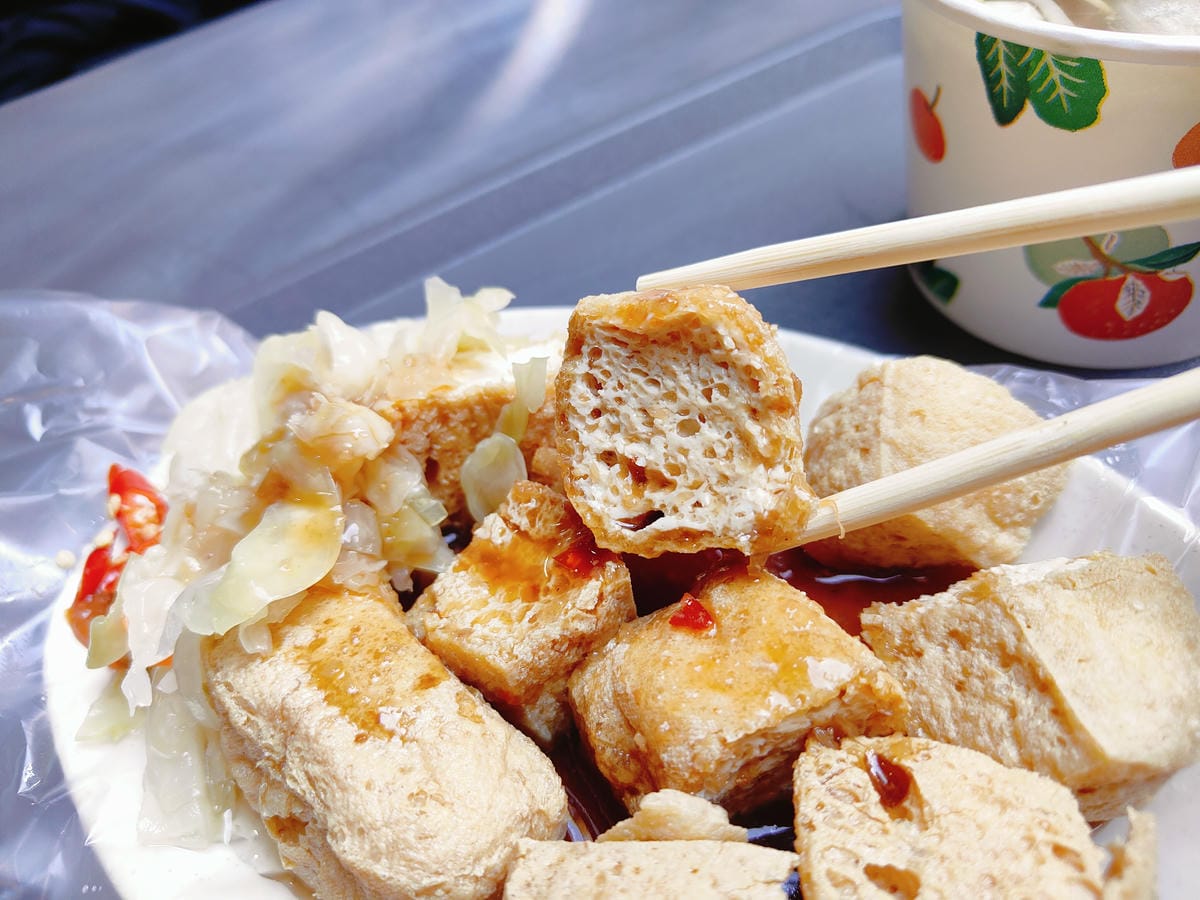 (台北北投美食)阮Q臭豆腐，關渡宮附近的人氣小吃。金黃酥脆臭