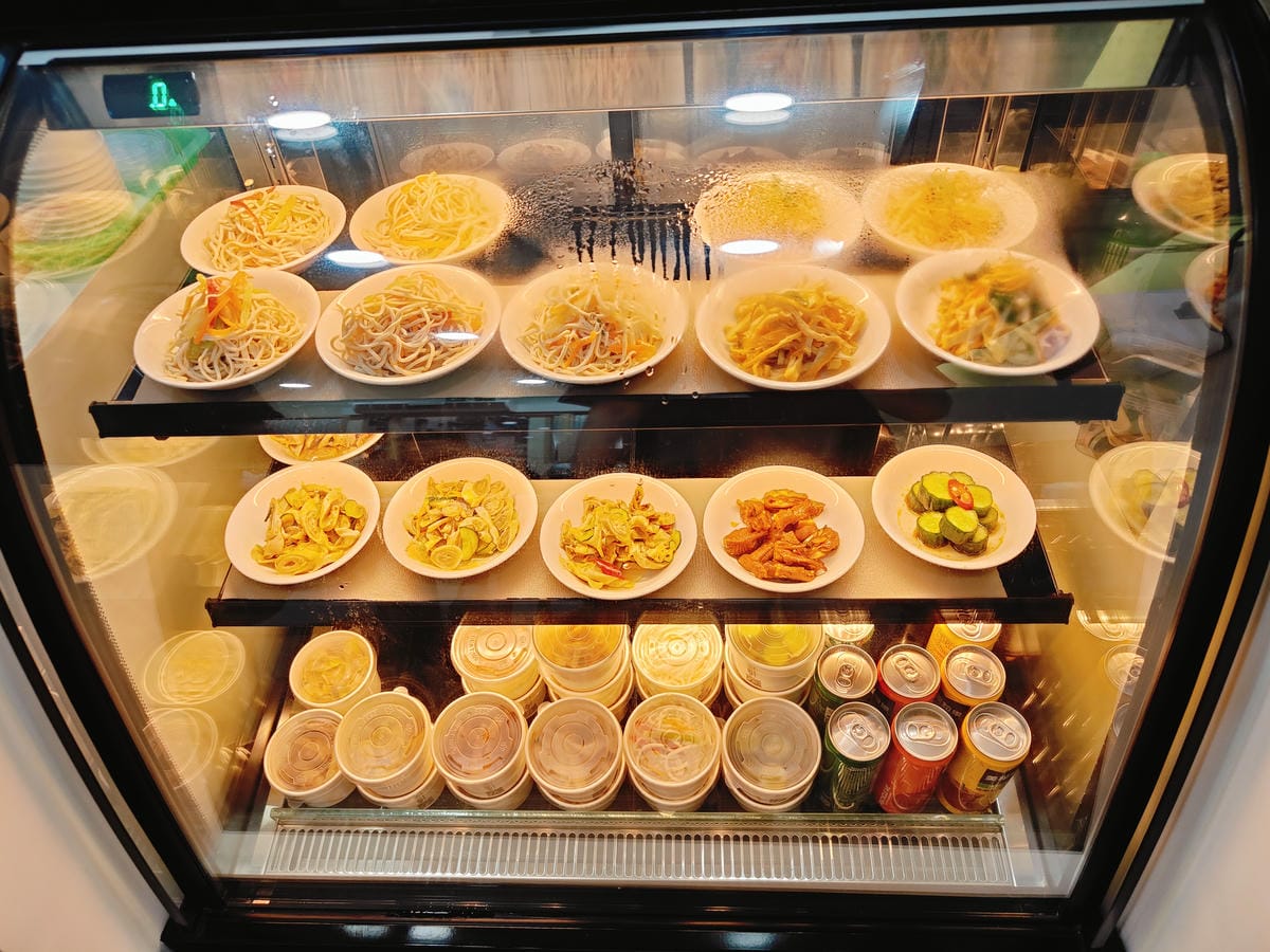 (新北新莊餐廳)四木欣福 新莊店，用餐時間人潮很多。餐點走一