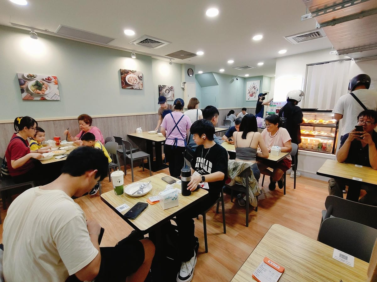 (新北新莊餐廳)四木欣福 新莊店，用餐時間人潮很多。餐點走一