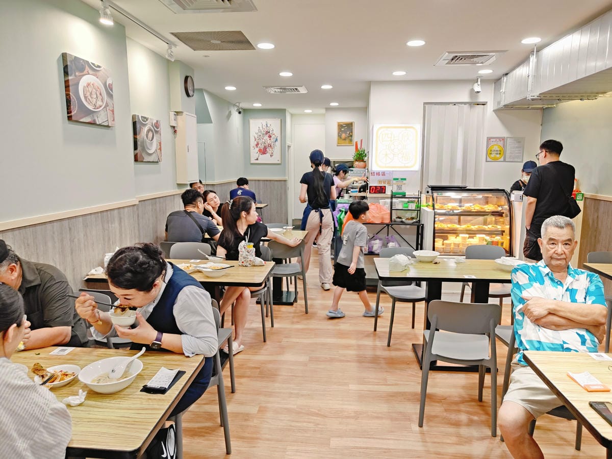 (新北新莊餐廳)四木欣福 新莊店，用餐時間人潮很多。餐點走一